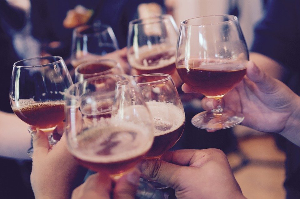 Pohár suchého červeného vína raz týždenne má viac pozitívnych účinkov ako negatív.