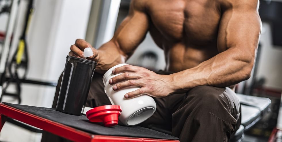 Vybrať medzi gainerom a proteínom môžeš vďaka 2 kritériam: kalórie a cieľ.