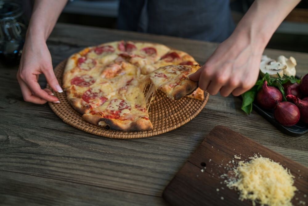 Pizza z cuketového těsta.