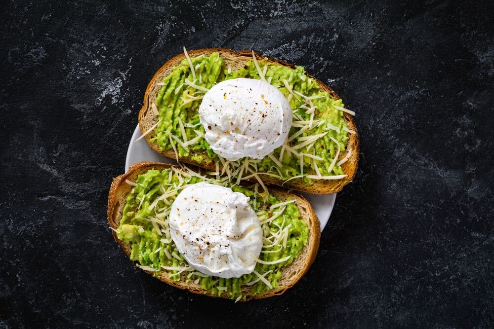 Toast s avokádem a vejcem Benedikt.