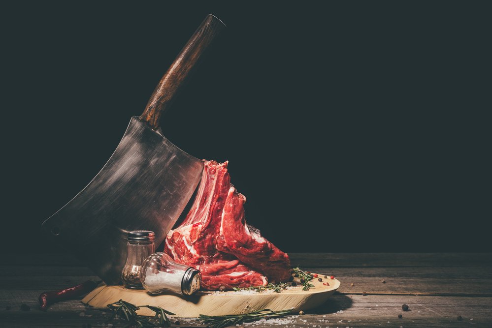 Hovězí, vepřové nebo kuřecí. Které maso je opravdu zdravé? Trendem posledních let až desetiletí je u lidí přechod k vegetariánství nebo veganství buď z etického hlediska, nebo z přesvědčení, že je to zdravější. Koneckonců, maso získalo špatnou pověst (některé výzkumy spojují přílišný příjem masa se zvýšeným rizikem kardiovaskulárních onemocnění). Pojďme se podívat na to, zda je zdravé a jaké jsou odlišnosti mezi jednotlivými druhy. Nutriční hodnota masa Maso je obecně vynikajícím zdrojem bílkovin, železa a mikroživin, jako jsou vitamíny B12, zinek a selen. Dokonce i kosti vyvařené v polévce mají benefity pro naše tělo, neboť obsahují kolagen a jsou bohaté na železo. Pravda je, že maso může být pro tebe dobré,
