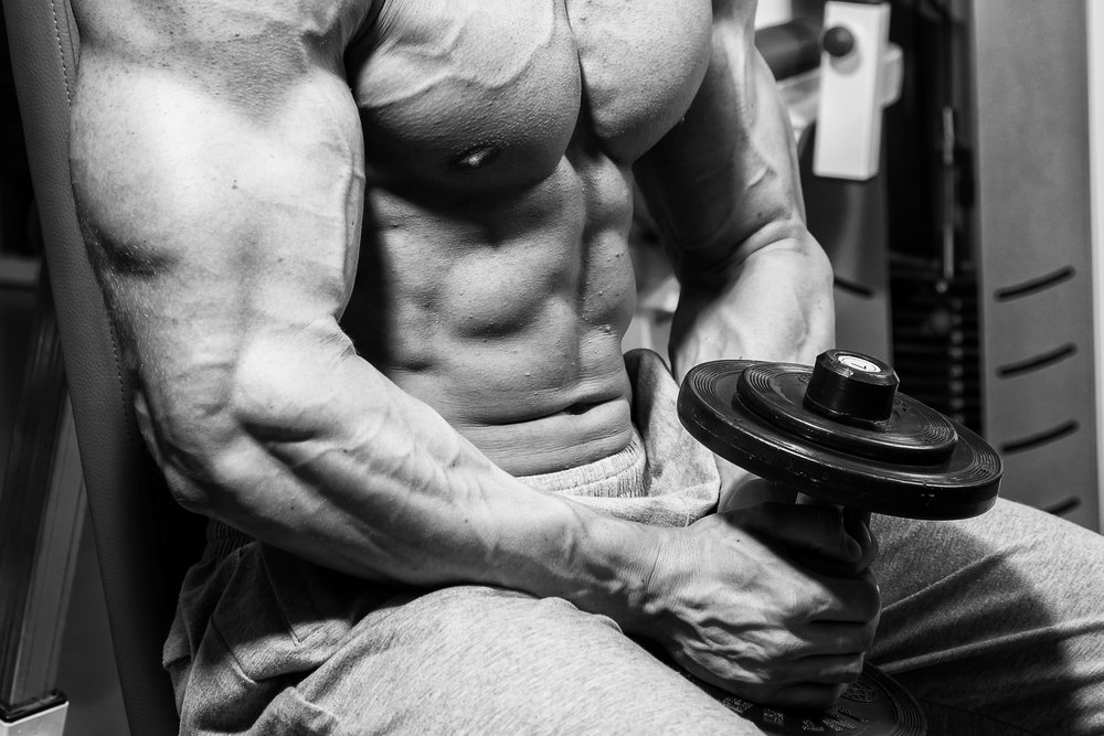 Tajomstvo veľkých bicepsov: Najlepšie cviky a tipy ako si vybudovať veľké bicepsy